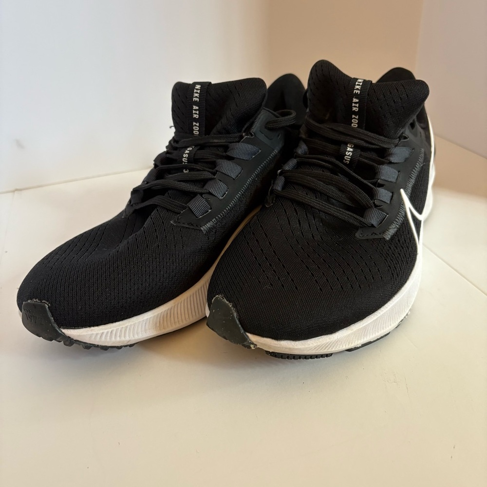 Nike Black and White Womens Athletic Sneakers - Picture 4 of 9